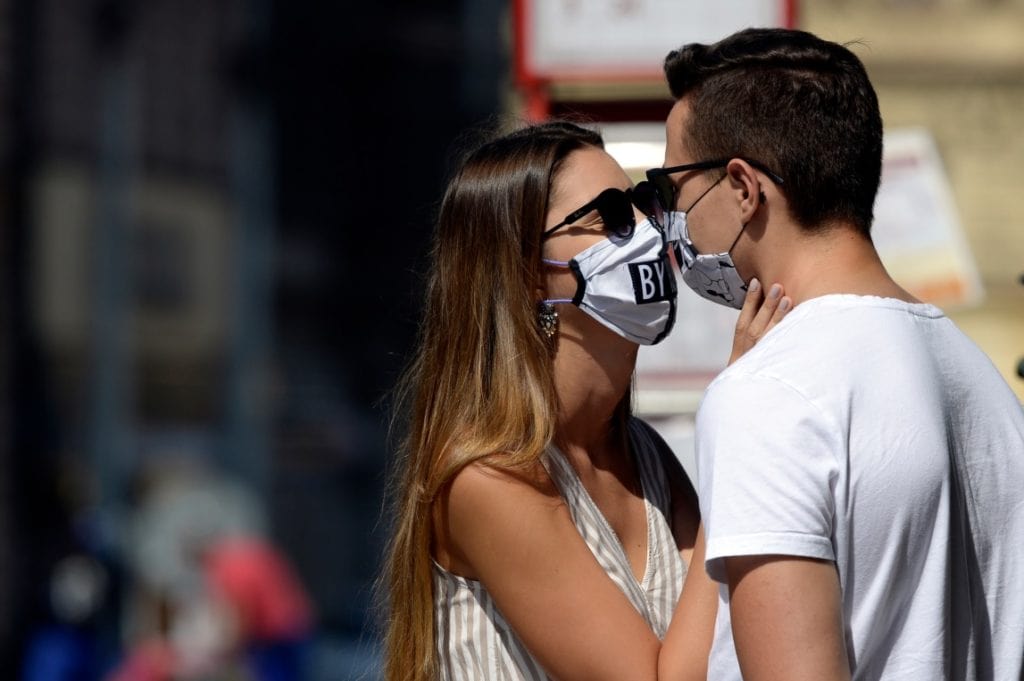 En Tailandia piden a parejas usar mascarillas para el encuentro íntimo en San Valentín