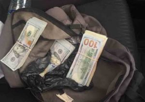 Devuelve mochila con $10,000 como recompensa, lo invitan a comer y prefiere el guiso de su esposa