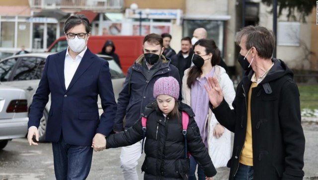 El gesto de un presidente a una niña con Down que era víctima de acoso