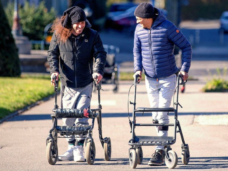 Parapléjicos logran caminar, nadar y montar en bicicleta con nuevo tratamiento medular