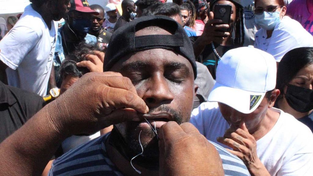 Migrantes se cosen la boca para exigir a México visas para entrar a EEUU