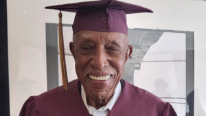 Abuelo de 101 años cumple su sueño de recibir en una ceremonia su título de secundaria