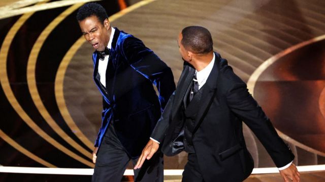 Smith golpea a Chris Rock por una broma sobre su esposa
