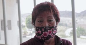 Madre entrega a su hijo a la policía por participar en riña de Querétaro
