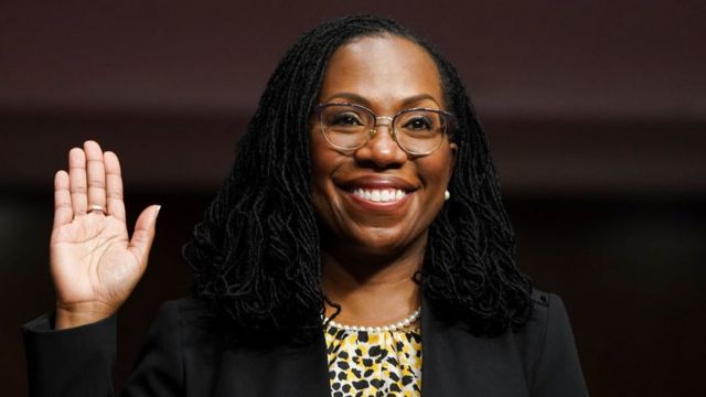 Ketanji Brown se convierte en la primera mujer negra en la CSJ de los EEUU