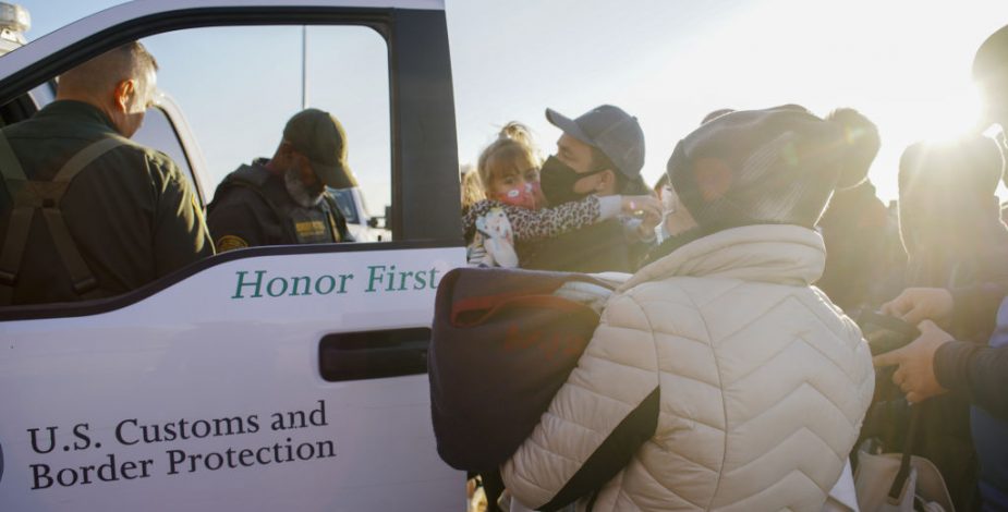 Texas amenaza con envío masivo autobuses llenos de inmigrantes al Capitolio de EEUU
