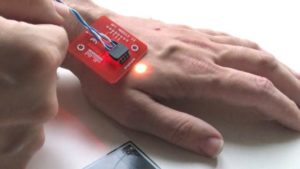Microchip implantados que permiten pagar con la mano generan polémica