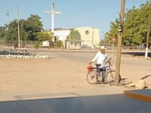 Abuelito “estremece” las redes al ser captado llevándole en una bicicleta el almuerzo a su nieta