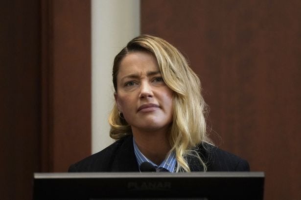 Amber Heard sube al estrado y dice que el juicio es lo más horrible en su vida