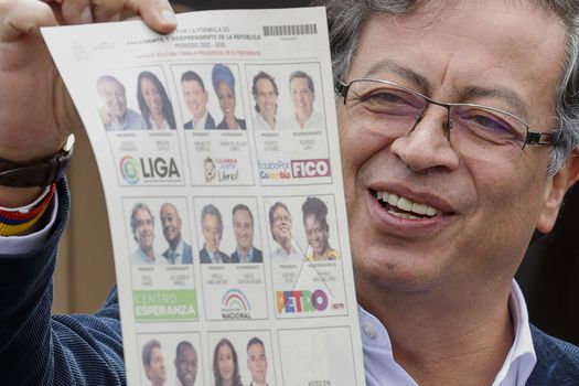 Gustavo Petro gana la primera vuelta electoral con más del 40% de los votos