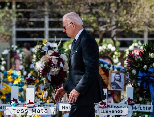 Biden se reúne con familiares de las víctimas de la masacre en Uvalde y les promete acciones