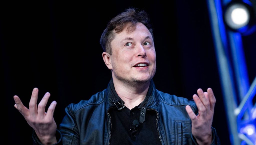 Elon Musk suspende temporalmente la compra de Twitter, manualmente