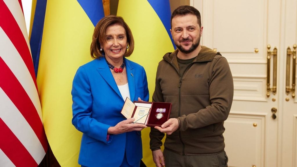 Nancy Pelosi agradece a Volodimir Zelenski su lucha por la libertad de Ucrania
