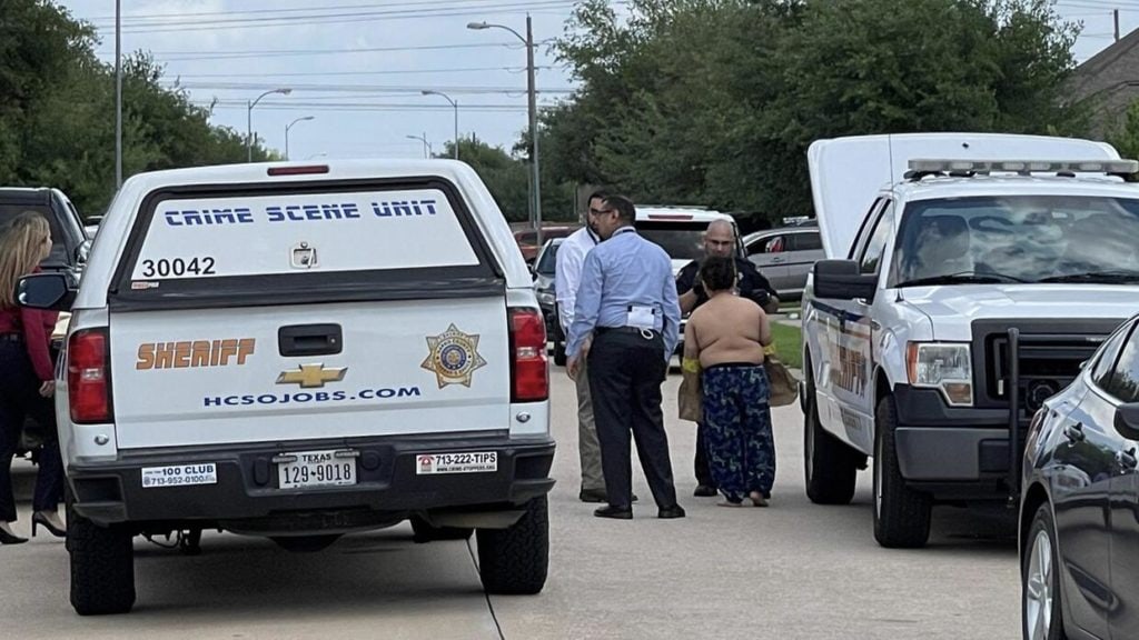 Niño de 4 años se encuentra luchando por su vida al recibir un disparo en la cabeza por su hermano de 9 años en Texas