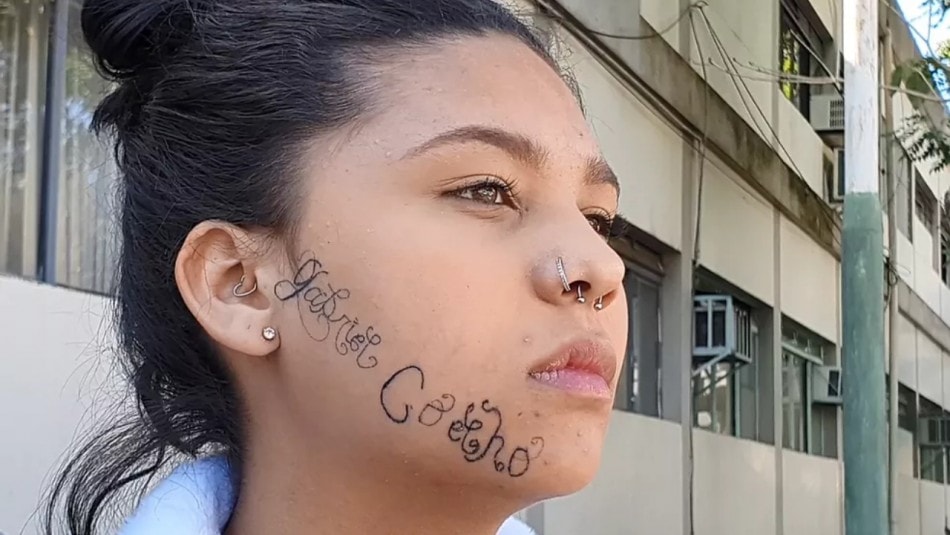 Hombre ató, golpeó y tatuó su nombre en el rostro de su exnovia para marcarla como su propiedad