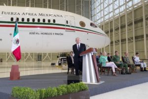 El presidente mexicano ofrece a Argentina el avión presidencial a pagos en plazos