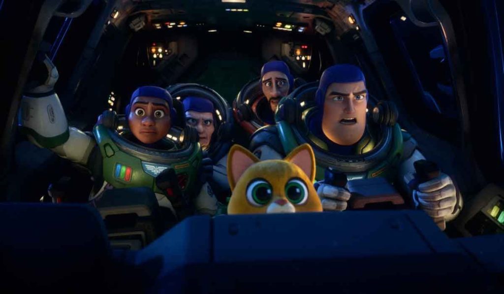 Cancelan la esperada película Lightyear en 14 países por beso lésbico