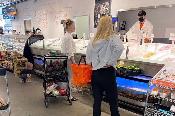 Acusan a Amber Heard de manipuladora al dejarse ver en un supermercado haciendo sus compras