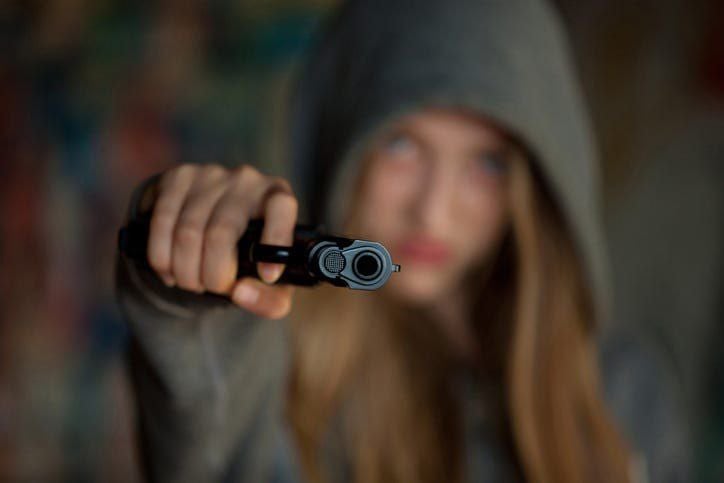 Niña de 10 años mata a su vecina de dos disparos durante una pelea con su madre
