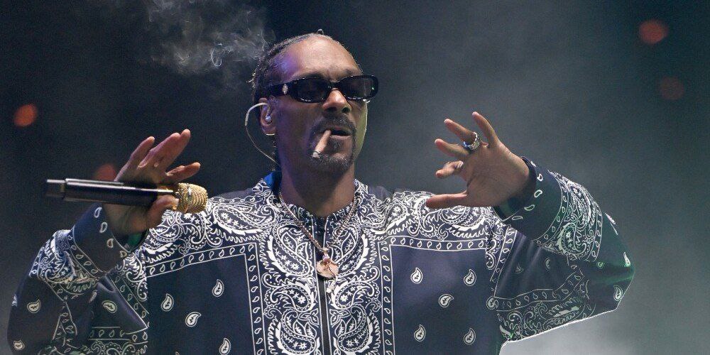 Cantante Snoop Dogg da significativo aumento al empleado que le arma sus cigarrillos de marihuana