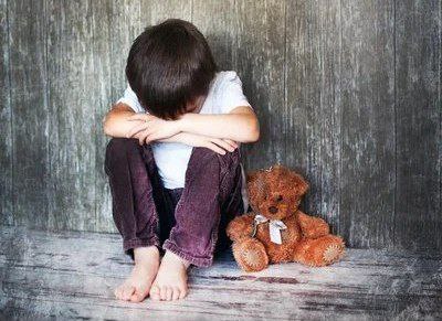 Hombre abandona a niño de 5 años al enterarse que no es su padre biológico