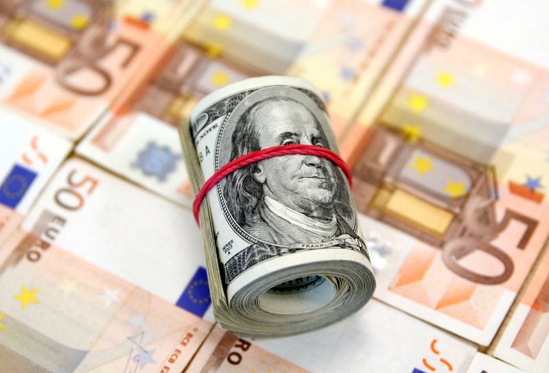 Histórico repunte del dólar frente al euro por primera vez en 20 años