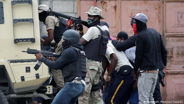 Cadáveres en descomposición y calcinados en las calles