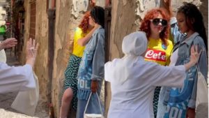 Monja se escandaliza al ver a dos modelos femeninas besándose: “Obra del diablo”