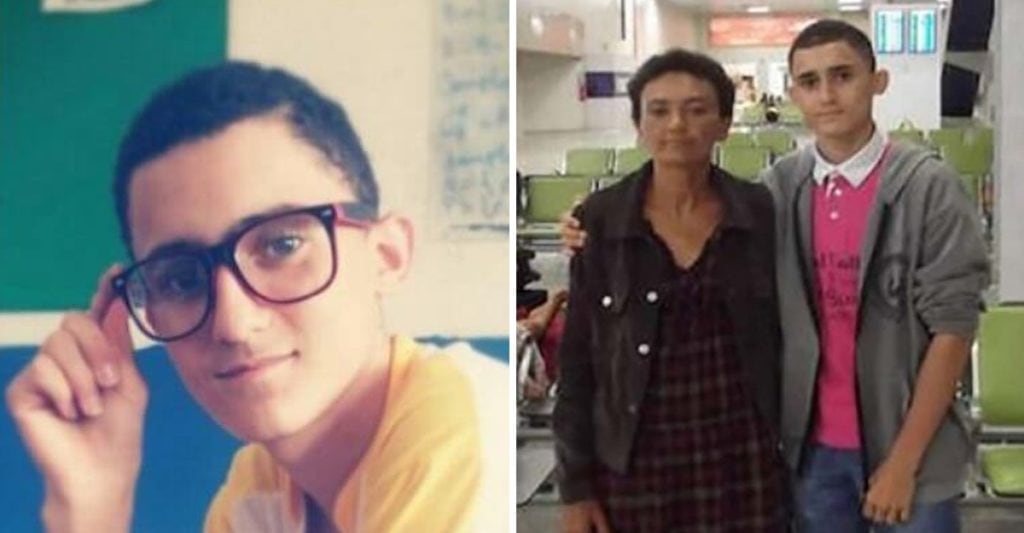 Estudiante logra graduarse gracias a los libros que su madre recolectaba de la basura.
