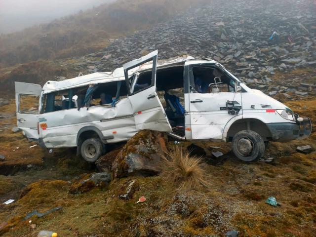 Bus con turistas cae en un abismo tras visitar Machu Picchu: