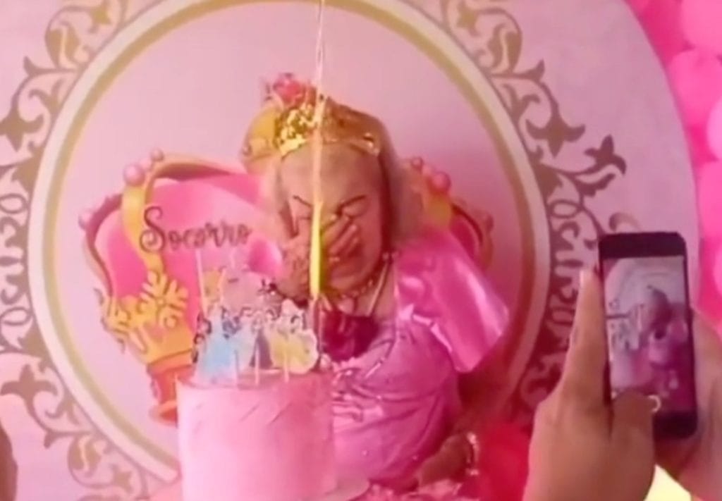 Dueña de asilo cumple el sueño de una abuelita de vestir como una princesa el día de su cumpleaños