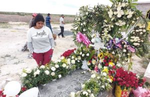 Investigan extraño caso de una niña que despertó en pleno funeral y murió rumbo al hospital