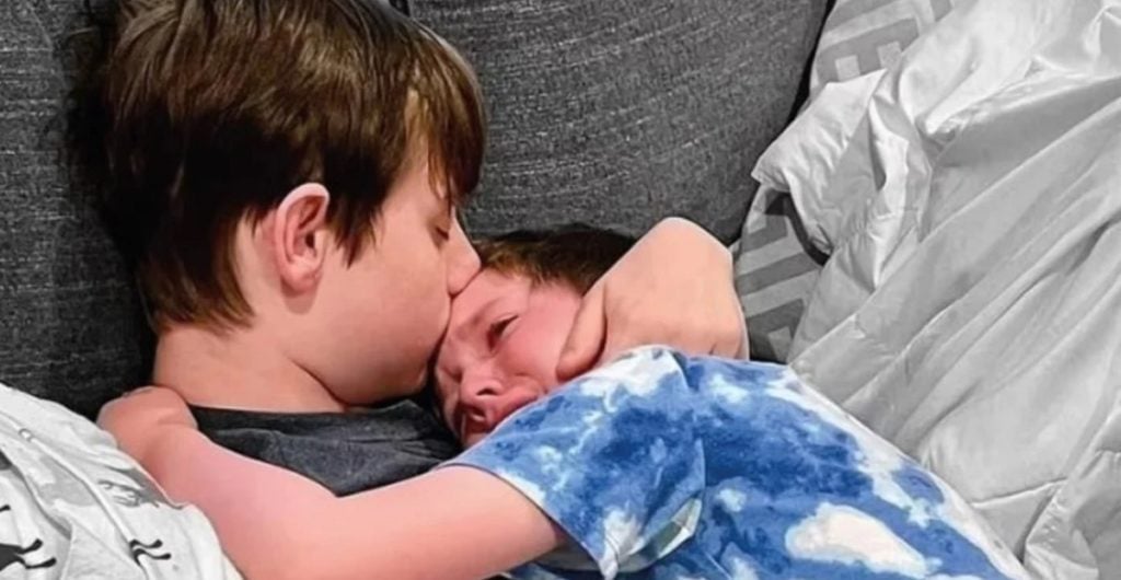 va en aumento, Adolescente le confiesa a su hermano que morirá de cáncer y se funden en un sentido abrazo