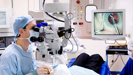 Crean córneas con colágeno de cerdo que devuelven la vista