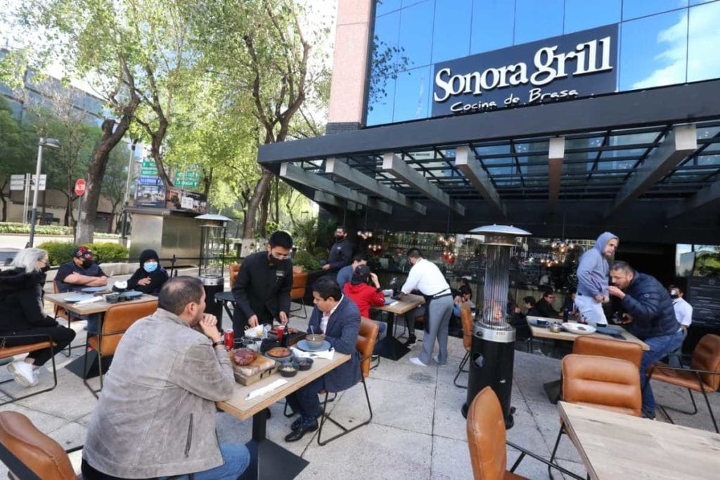 Empleados de restaurante en CDMX denunciaron que sus jefes les solicitaban darles mejores mesas a personas blancas que a morenas