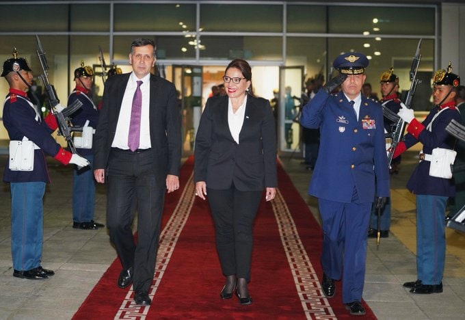 Presidenta Xiomara Castro llega a Colombia en un histórico primer vuelo comercial