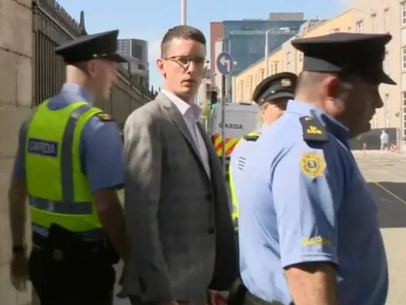 Suspende y capturan a docente que se negó a usar el lenguaje inclusivo para no fallar a su fe