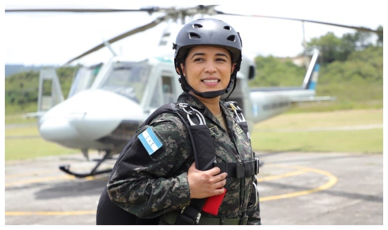 Génesis Reyes fue la primera en participar en show de paracaídas del 15 de septiembre
