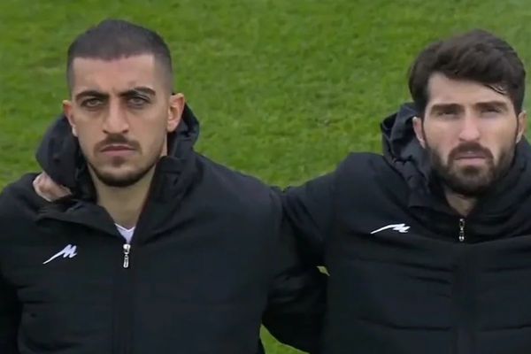 Selección masculina de Irán tapa el escudo del uniforme como protesta a favor de las mujeres