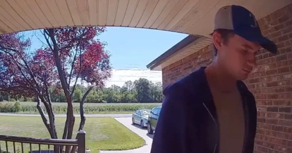 Padre mata a tiros al exnovio de su hija que intentaba tumbar la puerta para encontrarla