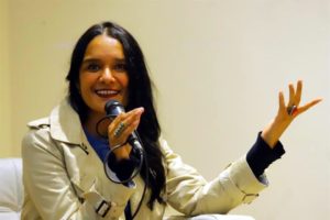 Escritora arremete en contra los hombres que abandonan sus hijos: “Abortan a los que ya nacieron”