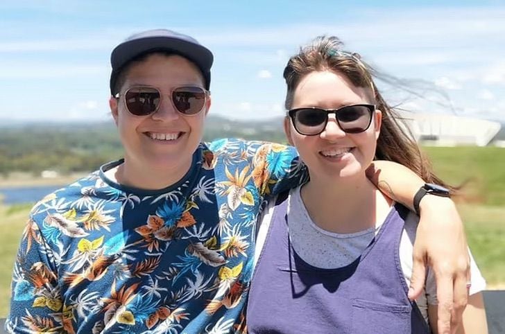 Pareja no binaria se niega a conocer cuál será el sexo de su bebé