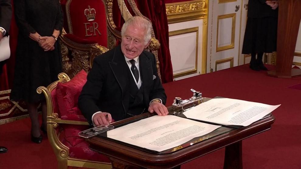 Despidos y comportamiento “abusivo” del rey Carlos III genera críticas en Reino Unido
