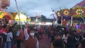Quinceañera cae de 15 metros tras salir de su asiento en una “rueda de la fortuna”