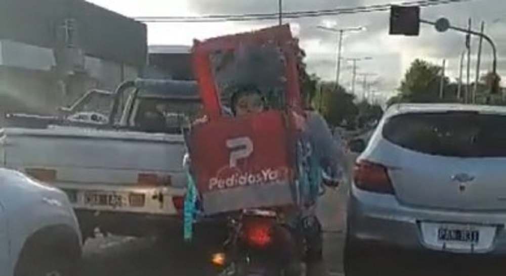 Repartidor lleva a su hijo en una caja delivery de su moto porque no puede pagar una niñera