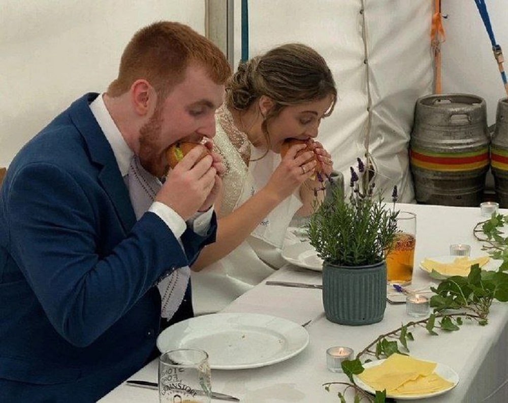 Novios dan hamburguesas el día de su boda y los invitados le aplauden su buen gusto
