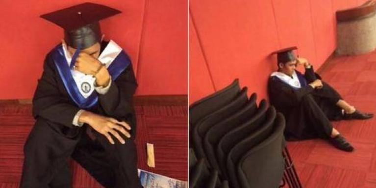 Joven rompe el llanto el día de su graduación porque ninguno de sus familiares llegó
