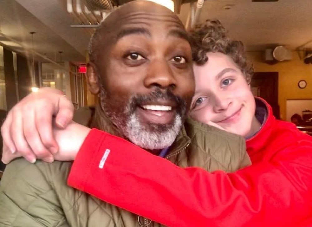 Padre soltero adopta a adolescente que fue abandonado cruelmente en un hospital