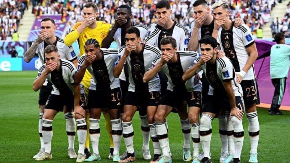 Jugadores alemanes se tapan a boca en protesta por la falta de libertad de expresión en Qatar