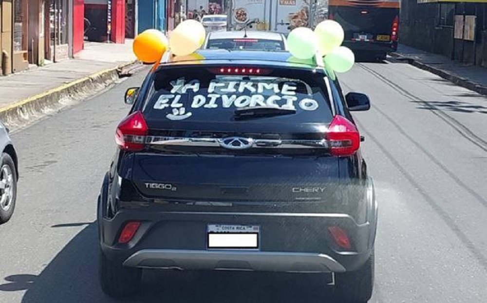 Hombre celebra que firmó el divorcio: “Fui liberado de una carga que me estaba matando”